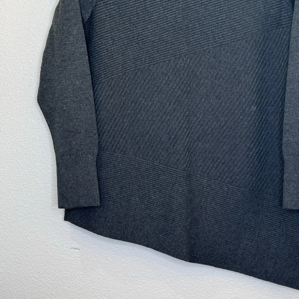 Chico's Sweater Size 1‎ Medium Gray Textured Stripe Long Sleeve Asymmetrical Hem
